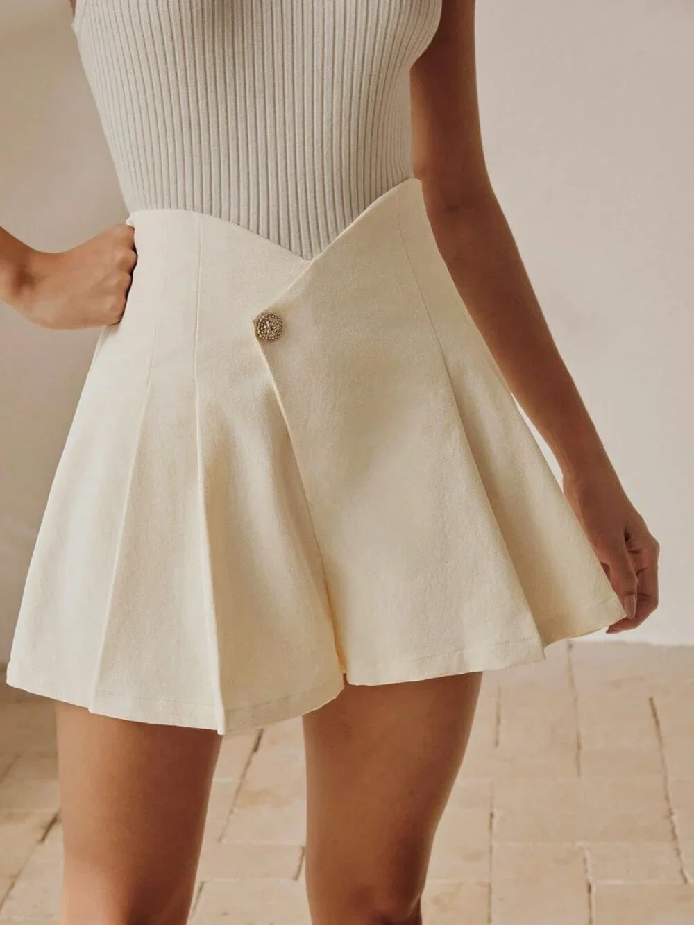 Khaki Casual Women's High-Waisted Inverted Pleat Shorts